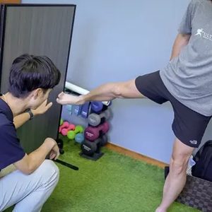トレーナーがエクササイズを指導している様子