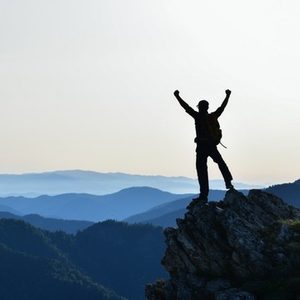 痛みの繰り返しで人生を諦めない——山頂に立つ人